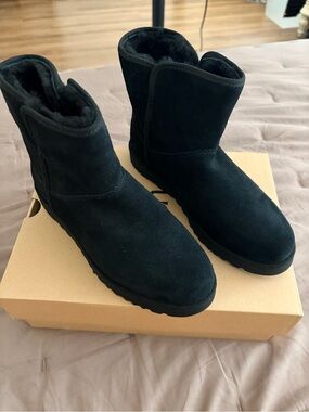 UGG Women's Black Suede Short Winter Boots